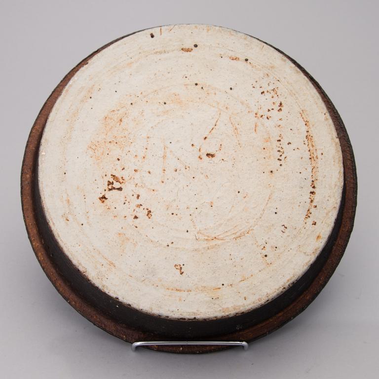 A 1960s ceramic bowl with chamotte, signed Arabia RT.