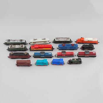 A collection of 34 model trains, Fleischmann among others, second half of the 20th century.