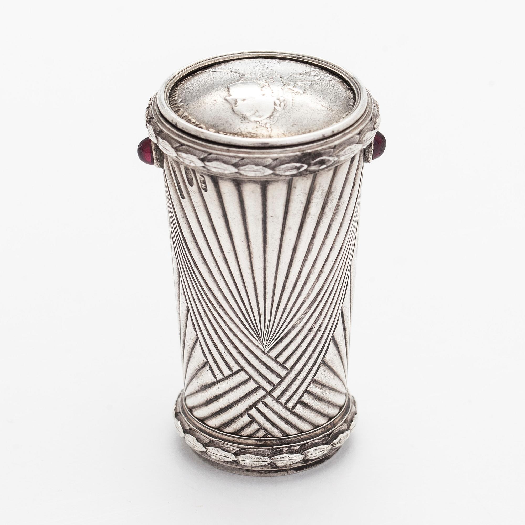 Päivänvarjonkahva, hopeaa, granaatit ja upotettu ruplan raha, Antti Nevalainen, Fabergé, Pietari 1899-1907.