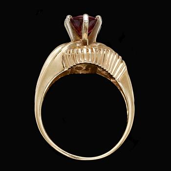 RING, 14k guld med oval röd turmalin samt briljant resp. baguettslipade diamanter, tot ca 0,50 ct.