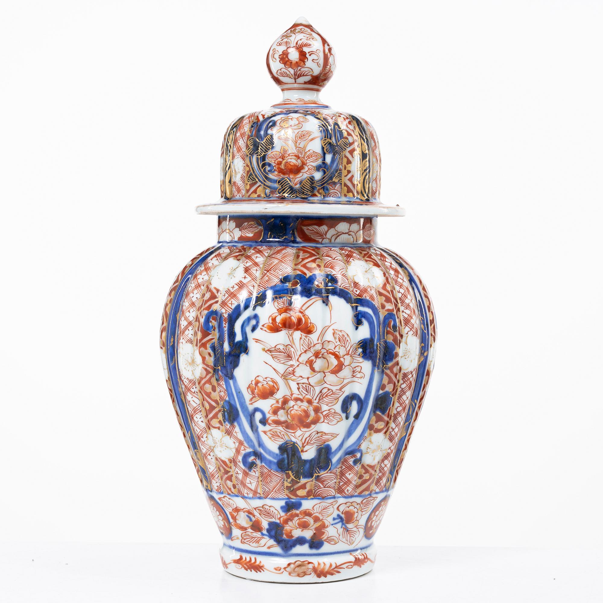 Fat och urna, porslin, Japan, Meiji (1868-1912).