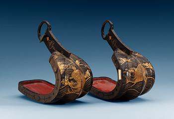 A pair of Japanese lacquered stirrups, Edo period (1603-1868). Signed.