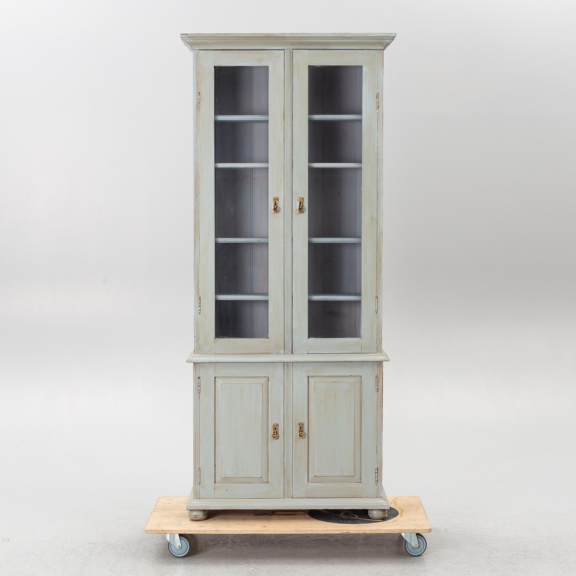 Vitrinskåp, 1900-talets början.