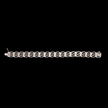 ARMBAND, 18k vitguld med 18 briljantslipade diamanter, tot ca 1,26 ct, Italien. Vikt ca 29,5 gram.