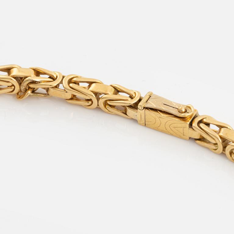 An 18K gold Meister necklace.