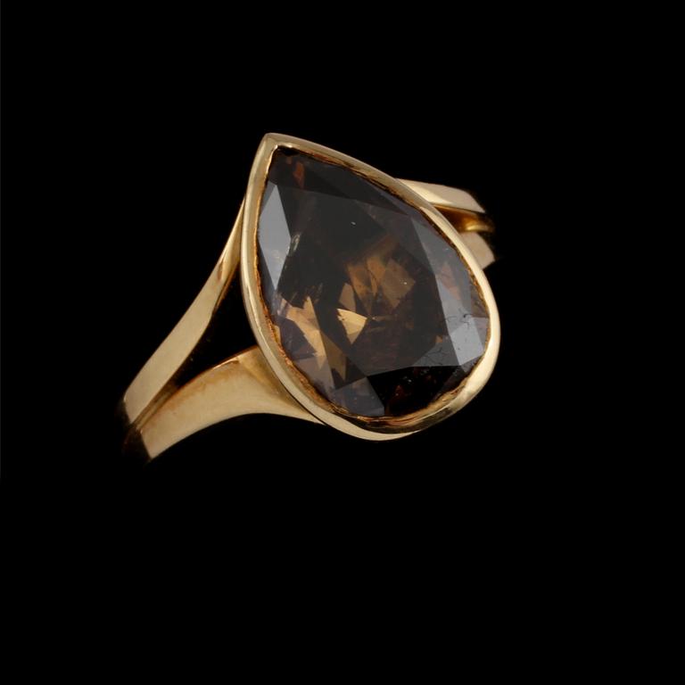 RING, 18k guld med cognacgsfärgad droppslipad diamant, 4.06 ct. Vikt 8 g.