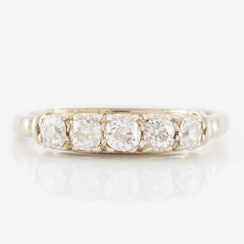 Ring 18K vitguld med fem gammalslipade diamanter.