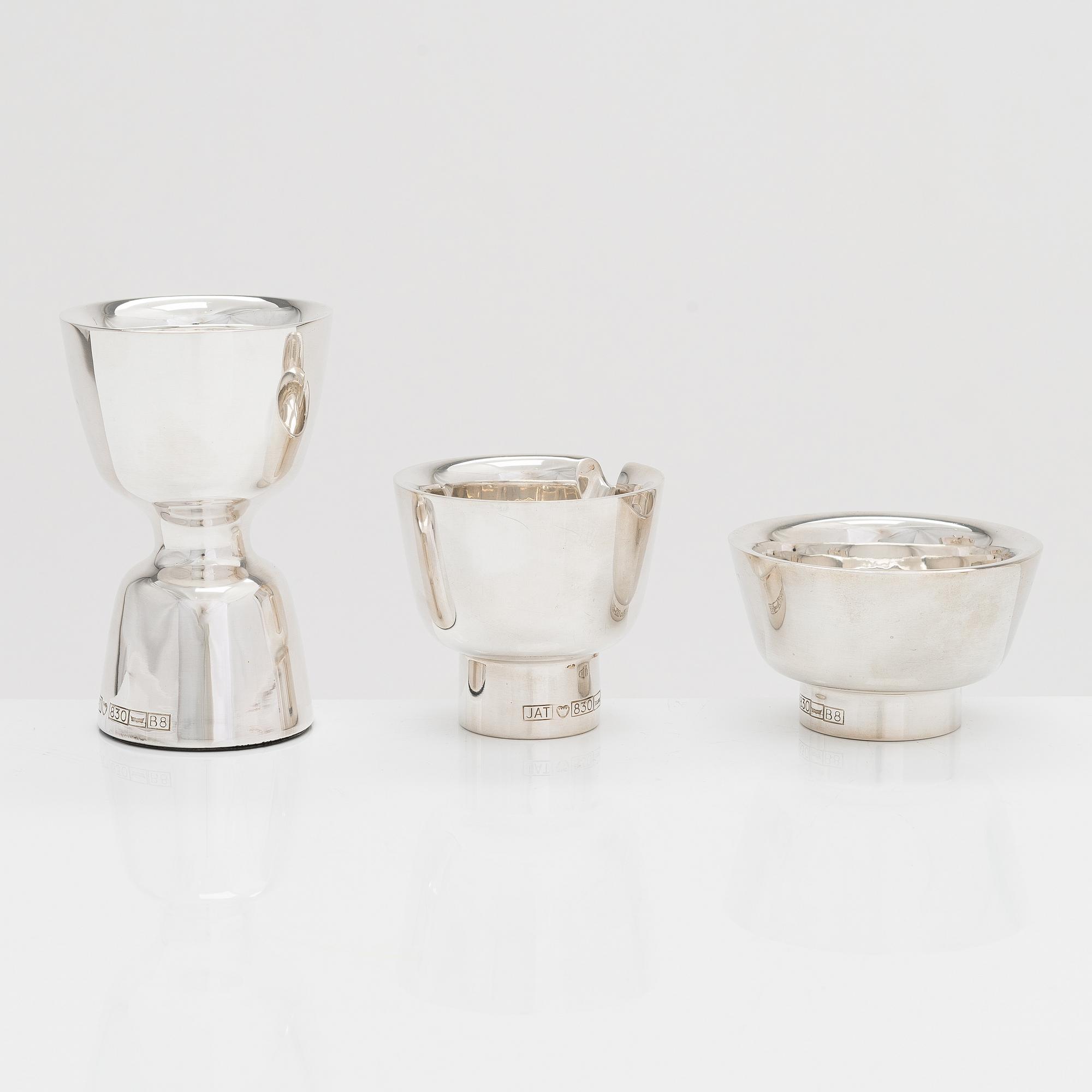 Pekka Piekäinen, bägare, gräddsnäcka och sockerskål, silver, Tarkiainen, Helsingfors 1979.