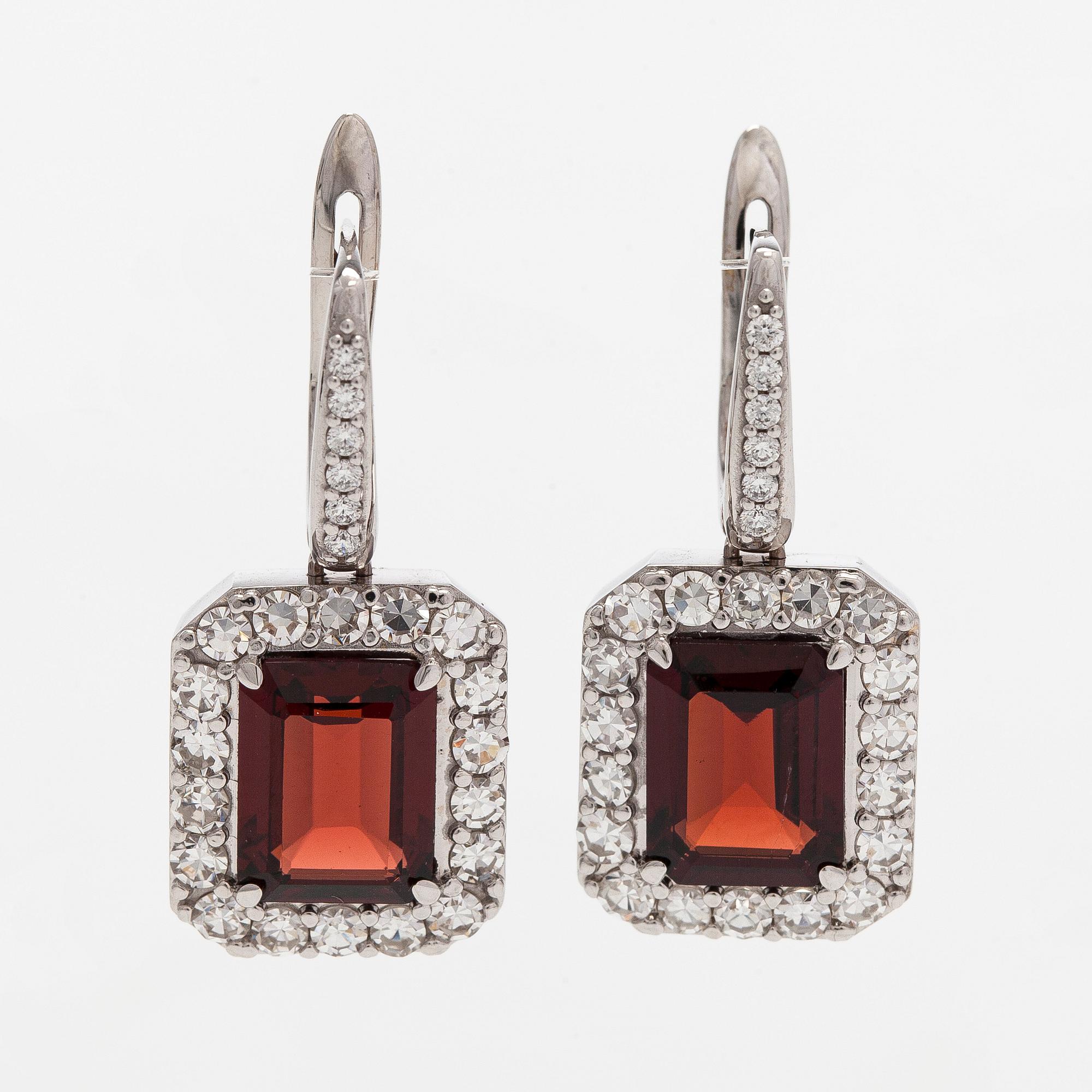 Korvakorut, 18K valkokultaa, smaragdihiottuja granaatteja ja briljanttihiottuja timantteja.