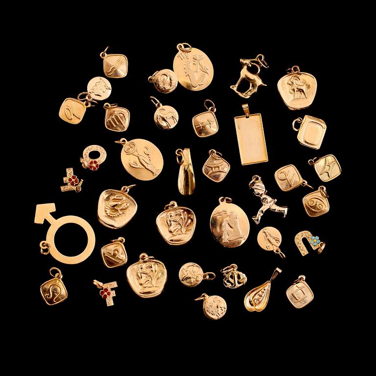 BERLOCKER, 36 st, 18 k guld. Vikt ca 28 gram.