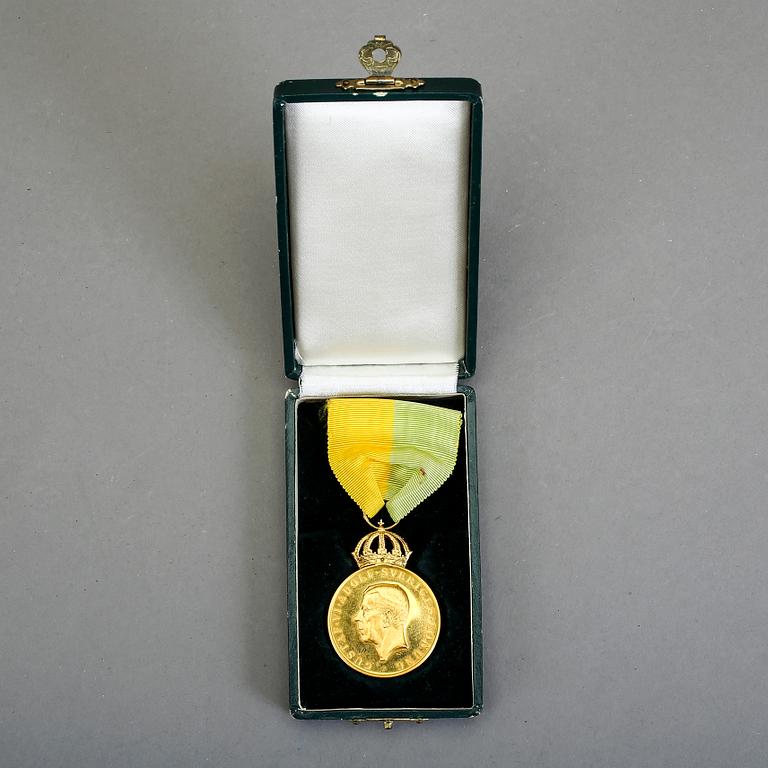 MEDALJ, 18k guld. Kungliga patriotiska Sällskapet, 1955. Vikt ca 25g.