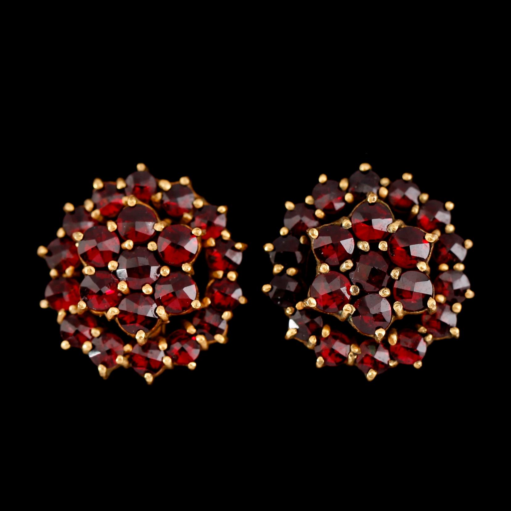 GRANATHALSBAND SAMT ÖRHÄNGEN, 1 par, 1900-talets första hälft.