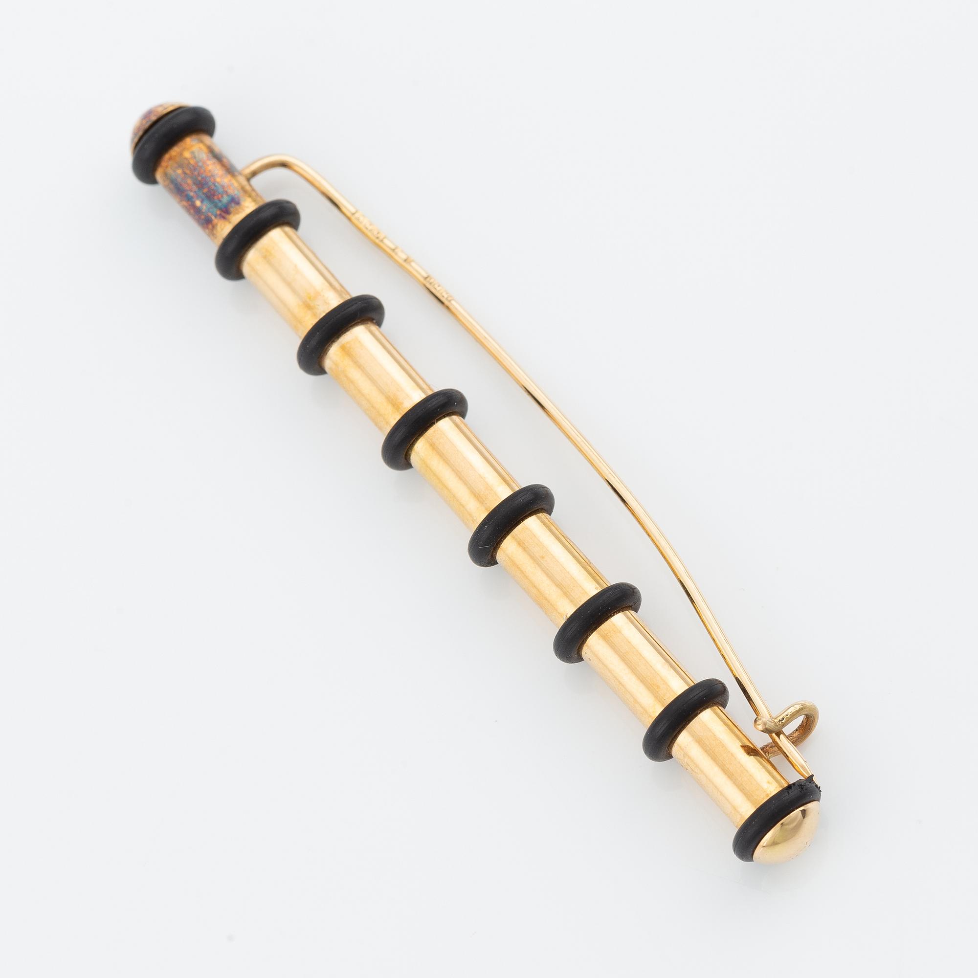 Annika Bertilsdotter brooch in 18K gold with rubber details.