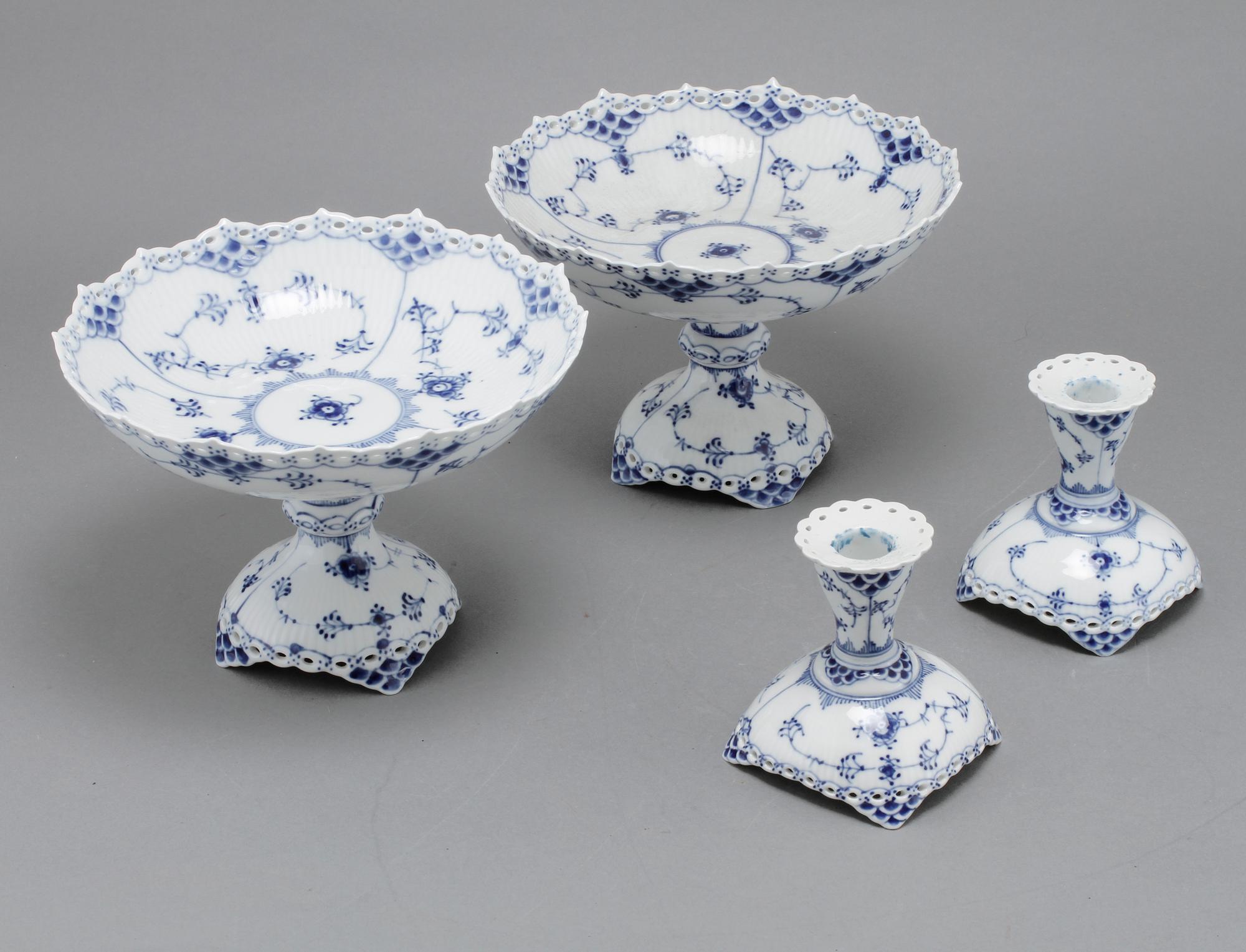 KAKFAT, 2 st, samt LJUSSTAKAR, ett par, porslin, "Musselmalet", Royal Copenhagen, 1900-talets andra hälft.