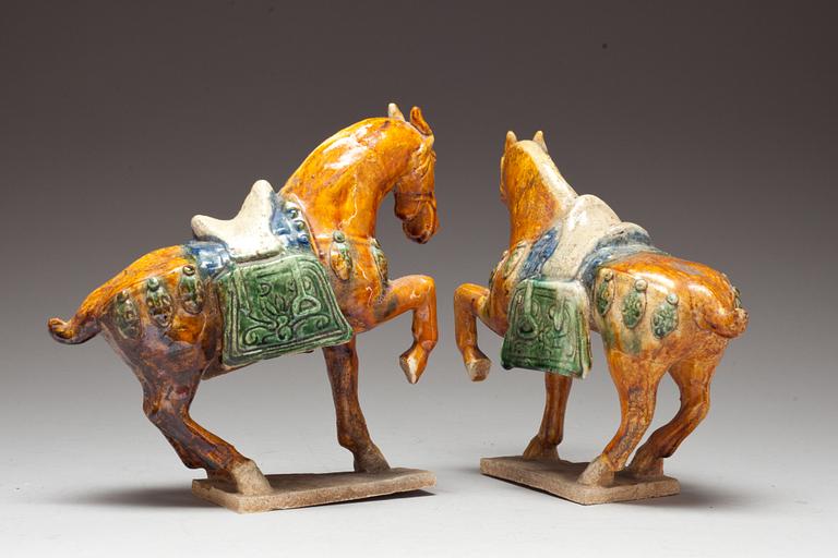 FIGURINER, 2 st, lergods, Kina, modern tillverkning.