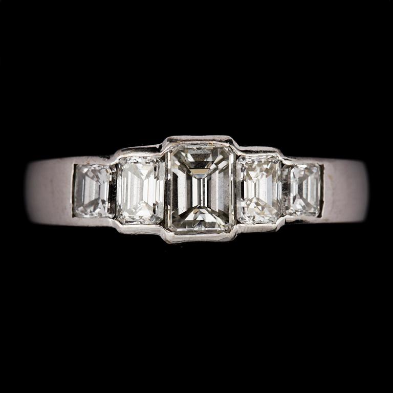 An emerald cut diamond ring, tot. app. 2.40 cts.