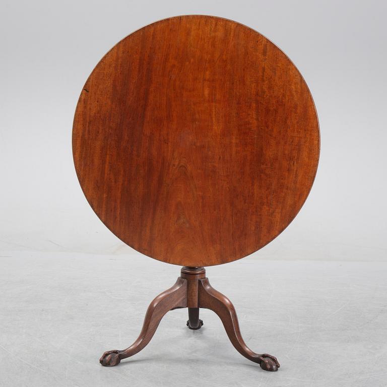 A mahogany folding table, England circa 1800.