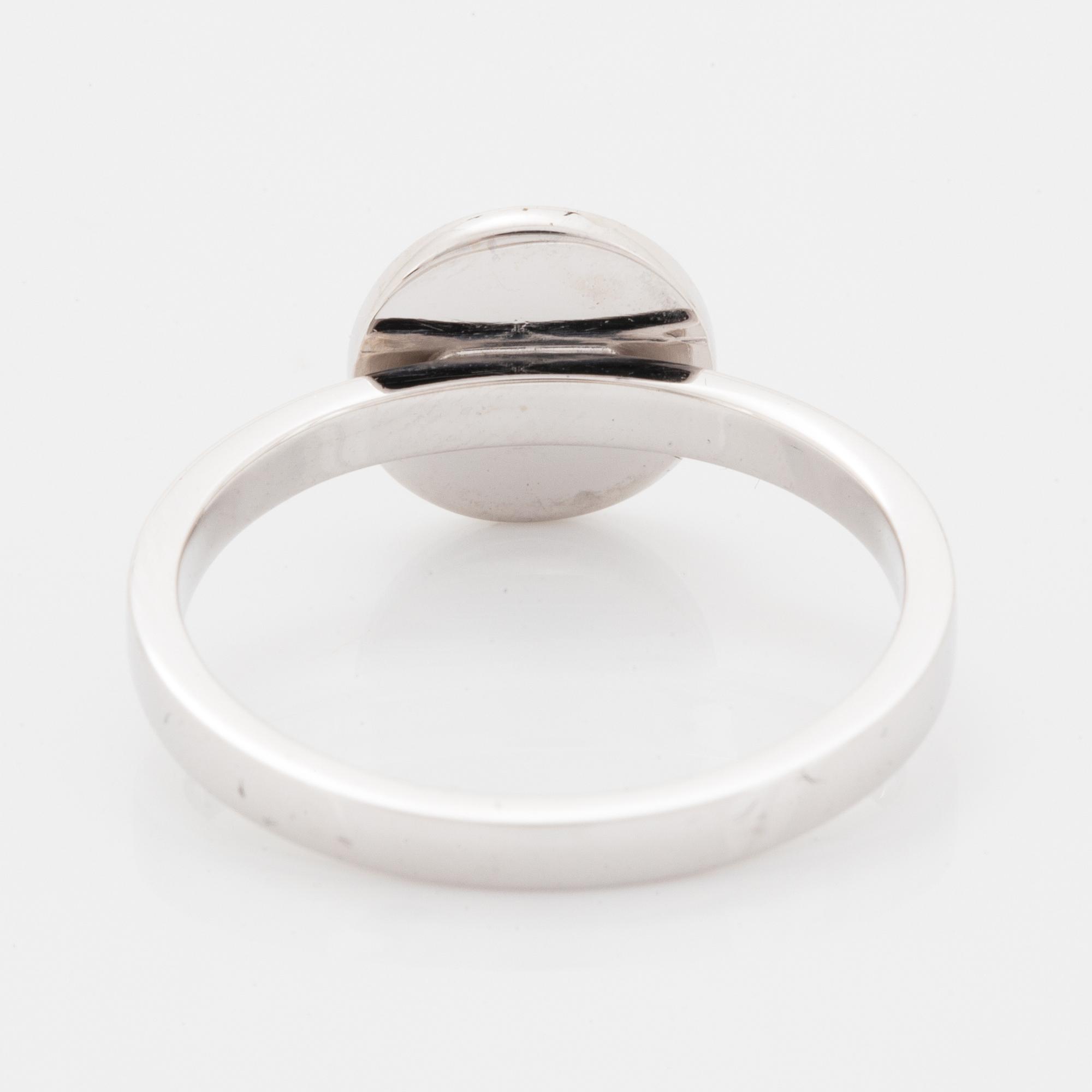 Ring, vitguld med åttkantslipade diamanter.