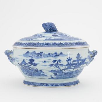 A blue and white tureen with cover, Qing dynasty, Qianlong (1736-95).