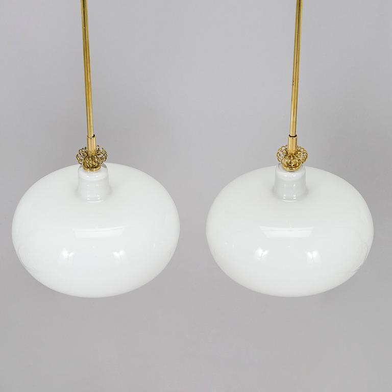 Paavo Tynell, a pair of mid-20th century 'K2-19' pendant lights for Idman.