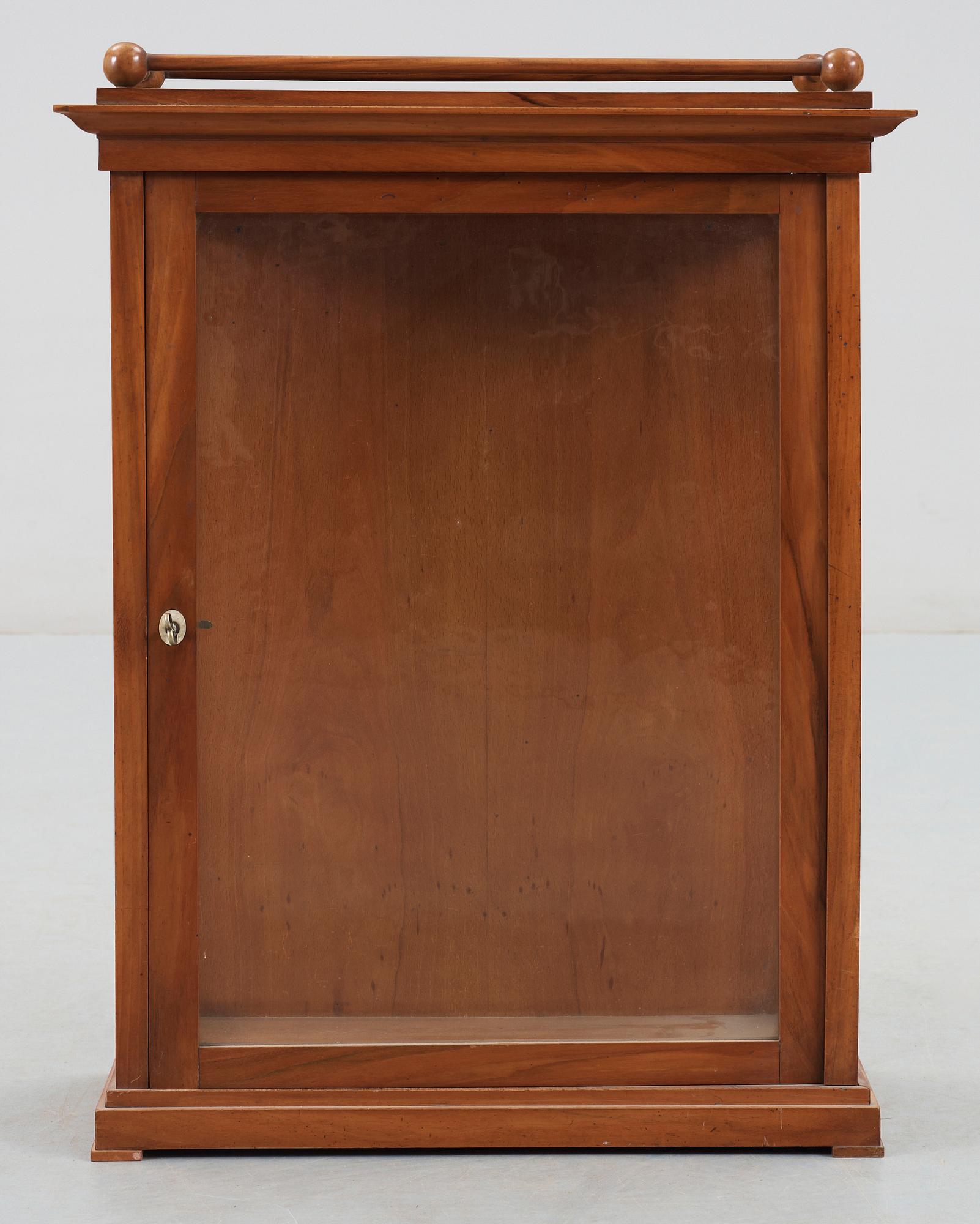 VITRINSKÅP, 1800-talets slut.