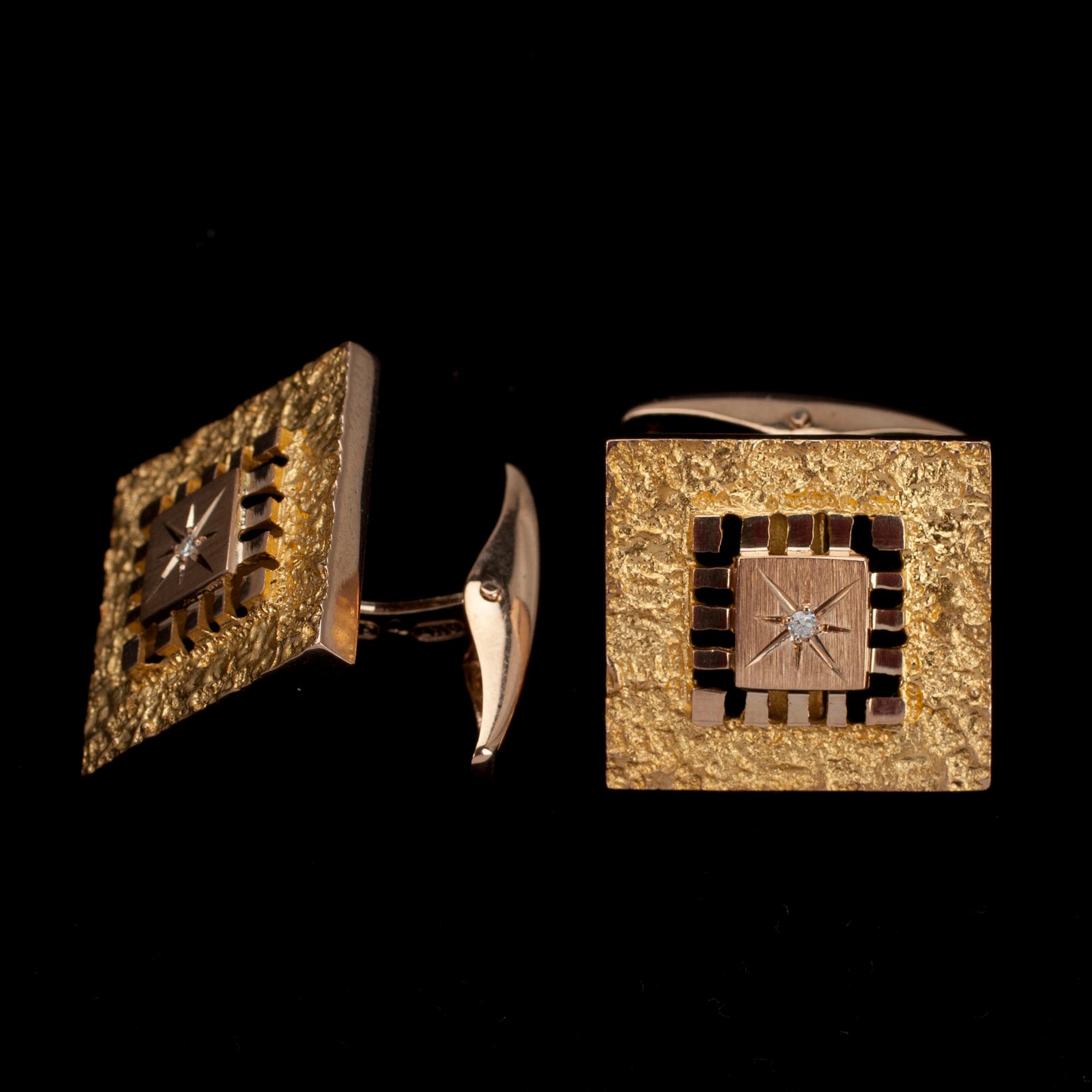 MANSCHETTKNAPPAR, guld 14K, liten diamant i mitten, Alpo Tammi, Åbo 1972. Vikt 10,4 g.