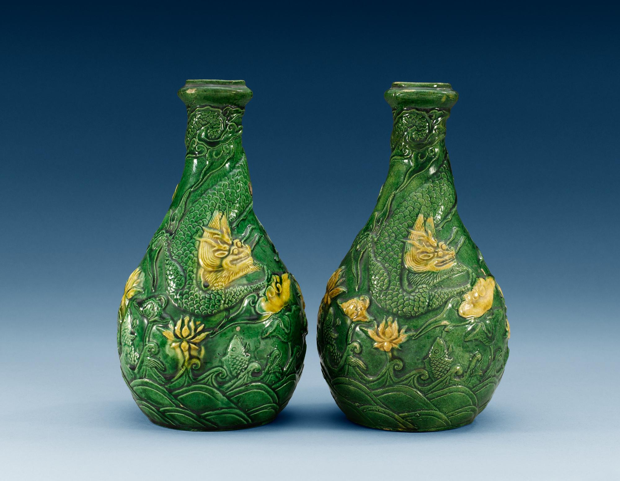 A pair of Ming style vases, Qing dynasty (1644-1912).