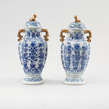 LOCKURNOR, ett par, porslin, Kina, 1800-tal.