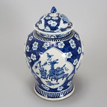 A large blue and white vase with cover, Qing dynasty, late 19th century.