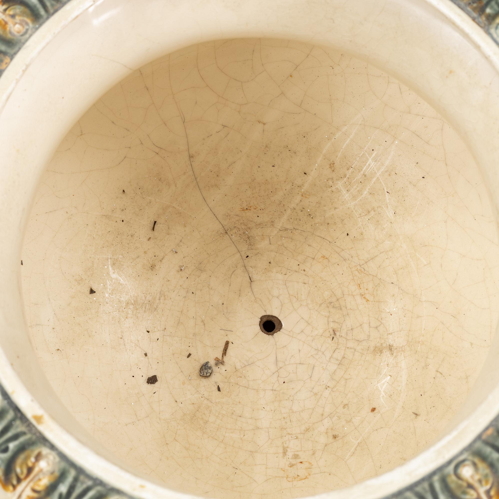 An earthenware urn from Rörstrand, around the year 1900.