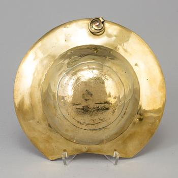 AN 18TH CENTURY BRASS SHAVING DISH.