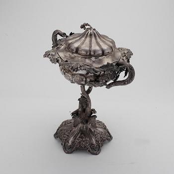 SOCKERSKÅL PÅ FOT, silver, Gustaf Möllenborg Feron, Stockholm, omkring 1800-talets mitt, otydliga stämplar. Vikt ca 1056.