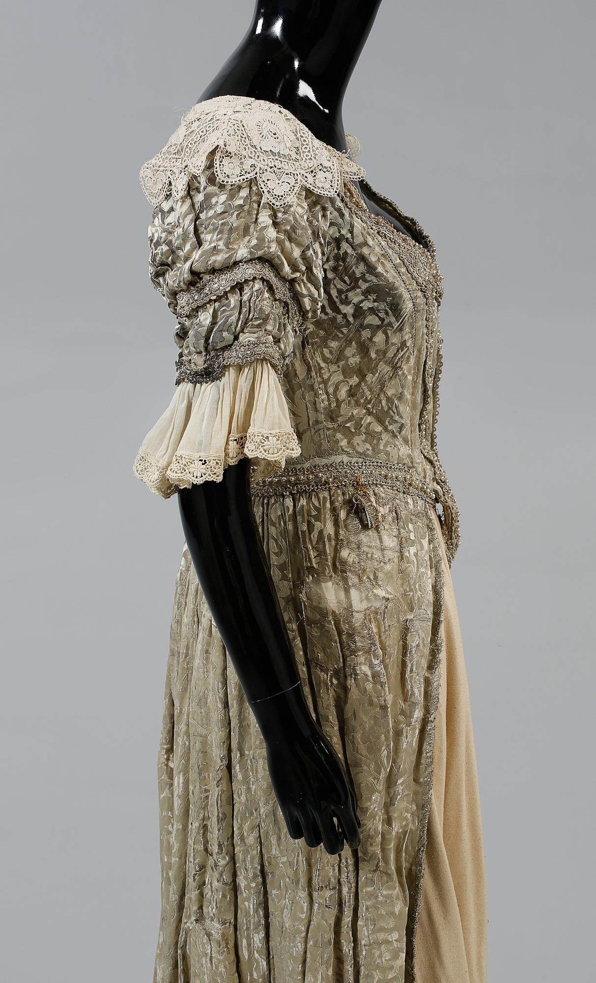 KOSTYM, 1900-talets första hälft.