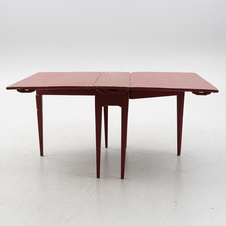 A drop-leaf table, 19th century.