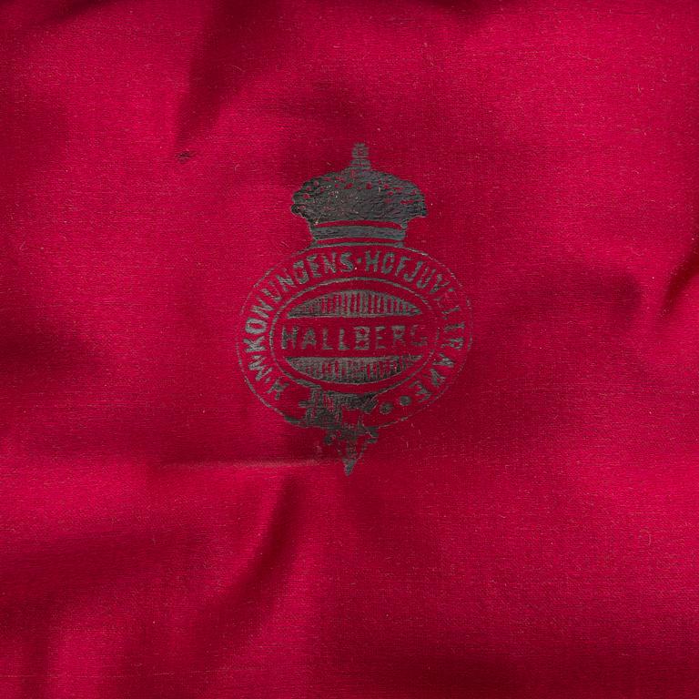 Saltkar och dryckeskanna i miniatyr, silver, C G Hallberg, Stockholm 1900-1904. I original ask.