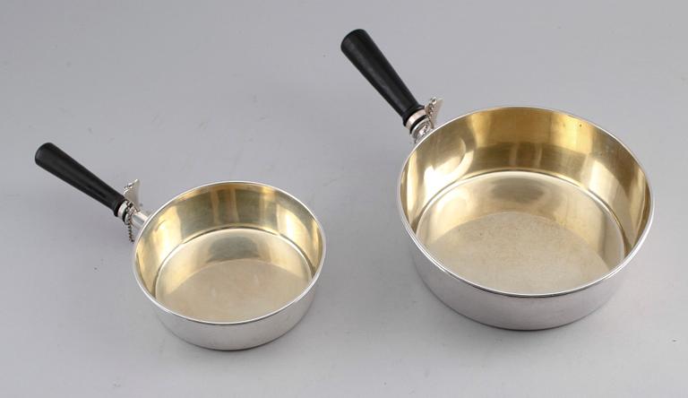 KAROTTER, 2 st, silver, CG Hallberg, Stockholm 1910 och 1915. Vikt ca 1199 g.