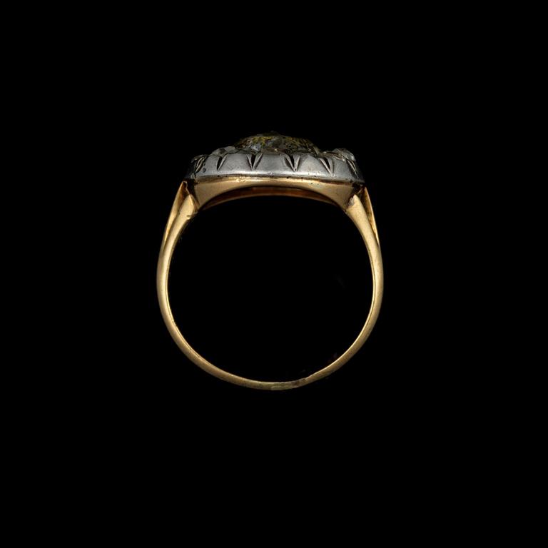 RING, 18K guld och silver, rosenslipade diamanter. Kronan från 1700/1800-tal. Skenan Tillander 1930-tal. Vikt ca 4,7 g.