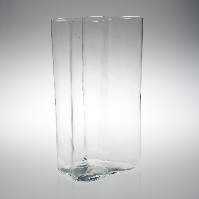 ALVAR AALTO, A VASE. Iittala, 1950-/60s.