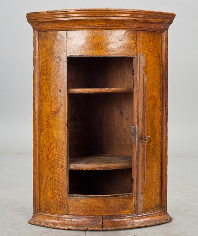 HÖRNHÄNGSKÅP, allmoge, 1800-talets första hälft.