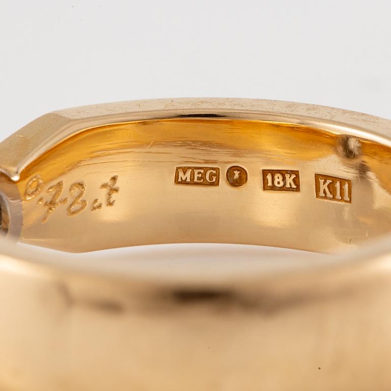 Ring 18K gold with a round brilliant-cut diamond.