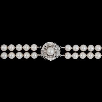 1084. COLLIER, två rader odlade japanska pärlor, 6,4 mm, lås med små diamanter.
