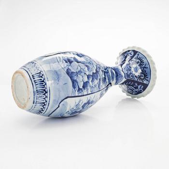 Mugg, porslin, Japan, Meiji (1868-1912) och vas, Meiji, tidigt 1900-tal.