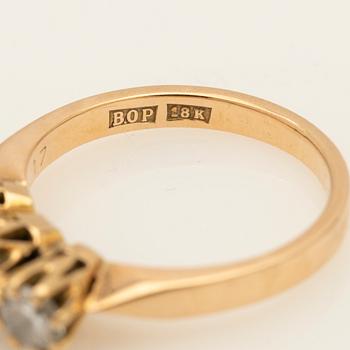 Ring, 18K gold with three brilliant-cut diamonds.