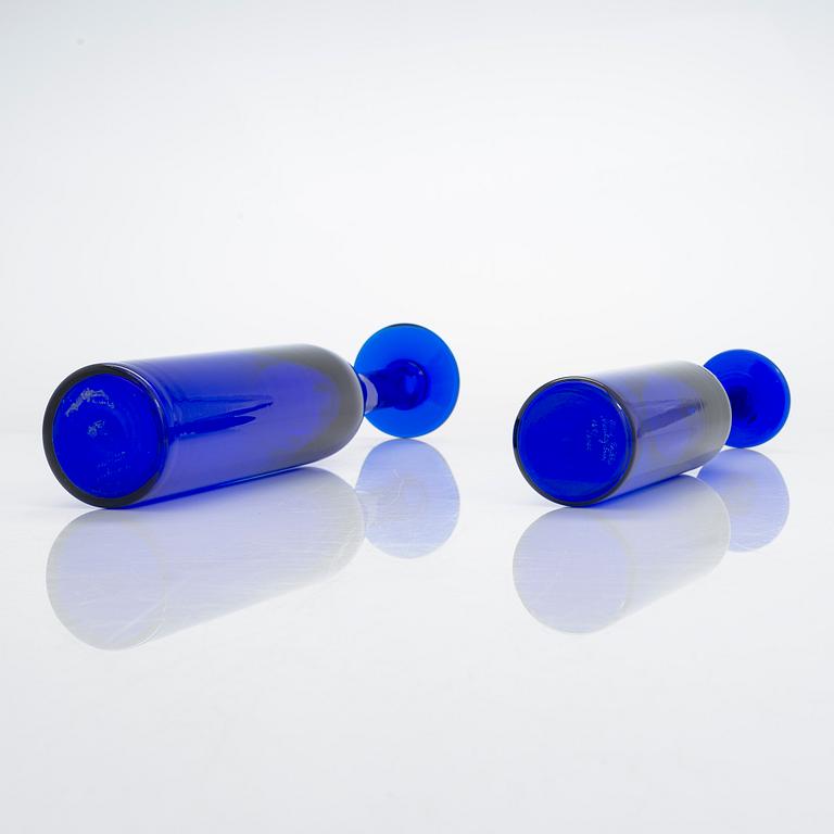 Oiva Toikka, two glass bottles, signed Oiva Toikka Nuutajärvi 168/2000 and 398/2000.