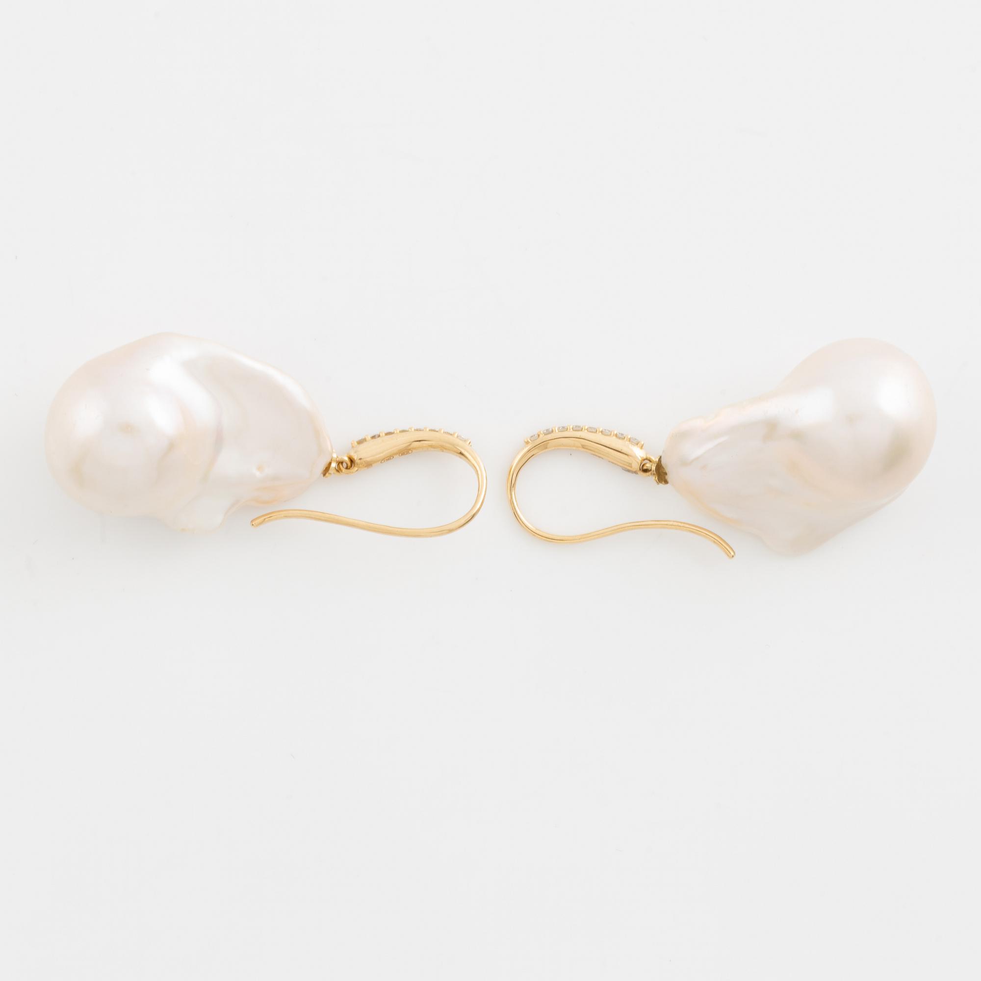 Örhängen med odlade barocka sötvattenspärlor och briljantslipade diamanter.