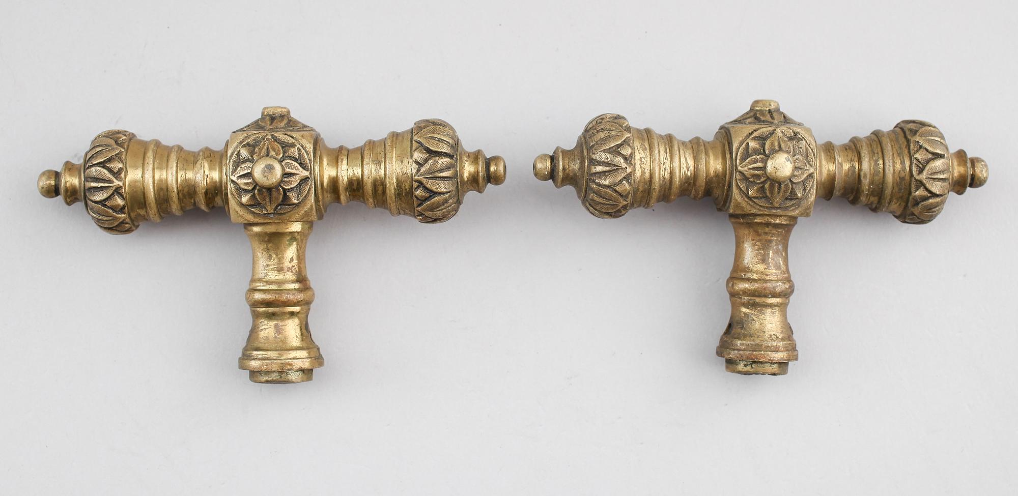 HANDTAG OCH NYCKELSKYLTAR, mässing, 1800-talets andra hälft.