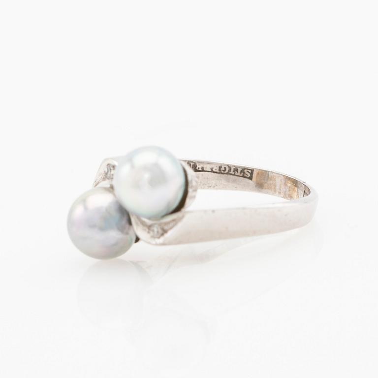 Ring, 18K white gold with cultured pearls and brilliant-cut diamonds.