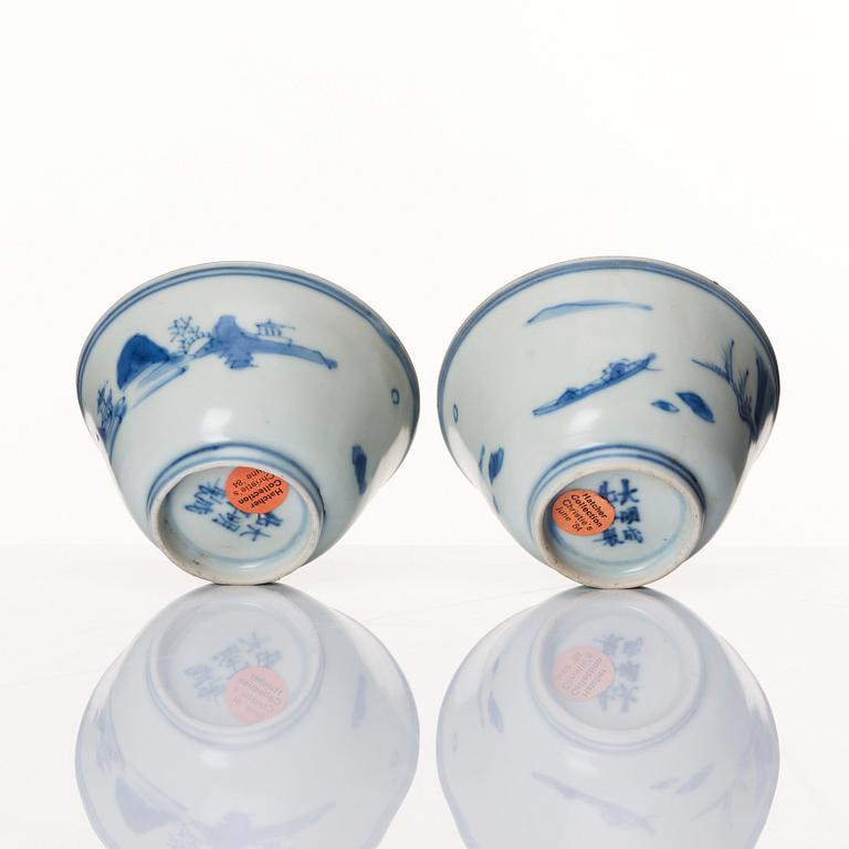 Koppar, två stycken, porslin. Ming dynastin, Transition/Chongzhen (1628-44).