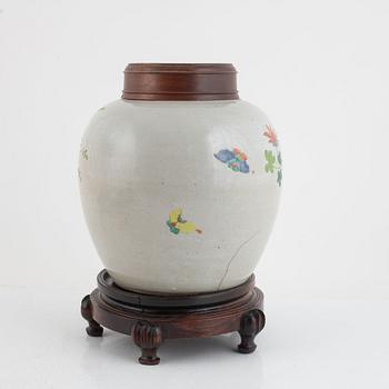 A Chinese famille rose export porcelain jar, Qing dynasty, 18th/19th century.