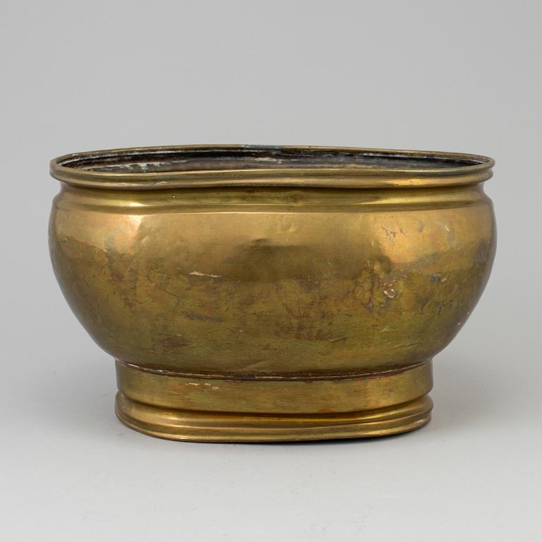 AN 18TH CENTURY BRASS WINE COOLER.